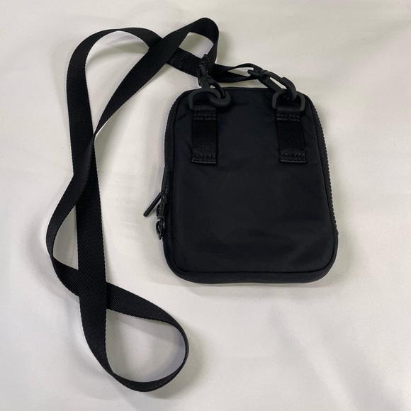 Lululemon black crossbody / waist convertible easy access belt bag - Picture 3 of 11